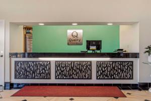 um lobby de um hotel de qualidade com uma parede verde em Quality Inn Enola - Harrisburg em Harrisburg