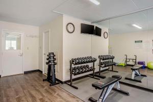 um ginásio com vários equipamentos de exercício e um relógio na parede em Quality Inn Enola - Harrisburg em Harrisburg