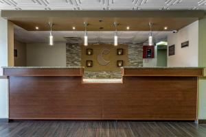 キングスポートにあるComfort Inn Kingsport Southeastの建物内の受付のあるロビー