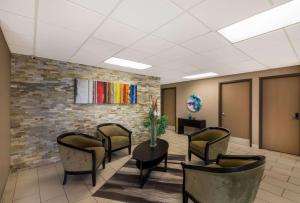 uma sala de espera com cadeiras e uma mesa em Quality Inn & Suites Round Rock em Round Rock