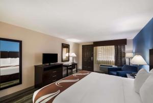 Postel nebo postele na pokoji v ubytování Quality Inn & Suites Round Rock