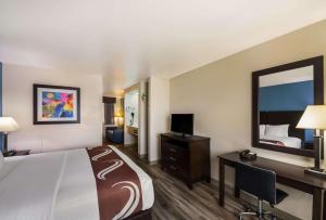 Postel nebo postele na pokoji v ubytování Quality Inn & Suites Round Rock + 37 fotografií