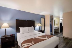 Postel nebo postele na pokoji v ubytování Quality Inn & Suites Round Rock