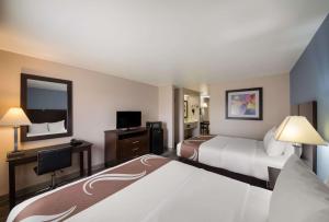 Postel nebo postele na pokoji v ubytování Quality Inn & Suites Round Rock