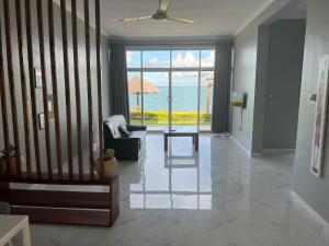 ザンジバルシティにあるCalamari Beach Resortの海の景色を望むリビングルーム