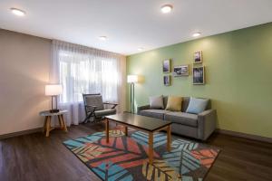 - un salon avec un canapé et une table dans l'établissement WoodSpring Suites Knoxville - Cedar Bluff, à Knoxville