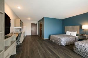 ein Hotelzimmer mit 2 Betten und einer Küche in der Unterkunft WoodSpring Suites Knoxville - Cedar Bluff in Knoxville