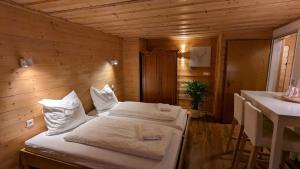 a small room with a bed in a wooden wall at Gemütliches Berg-Chalet mit Panoramablick in Bayrischzell