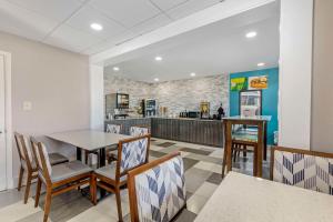 a restaurant with a table and chairs and a counter at Quality Inn in Newberry