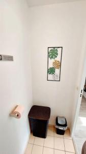 - une salle de bains pourvue de toilettes et d'une poubelle dans l'établissement Cosy Home 2, Cergy Le Haut, 6 personnes, 3 min gare, 30 min Paris, parking privé, à Cergy