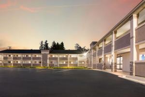 东兰辛Clarion Pointe East Lansing University Area的建筑物前的空停车场