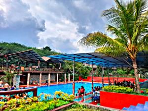 a pool at the resort with people in the water at Echodi San José Roman in Bethania