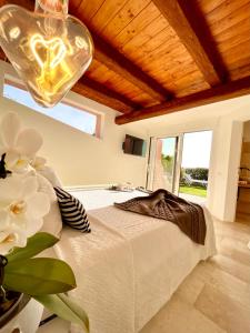 Villa Kalypso - Porto Cervo في بورتو كيرفو: غرفة نوم بسرير ونافذة كبيرة