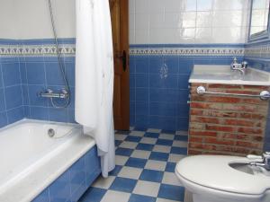 ein Badezimmer mit einer Badewanne, einem WC und einem Waschbecken in der Unterkunft Vivienda Sampedri in Santillana del Mar