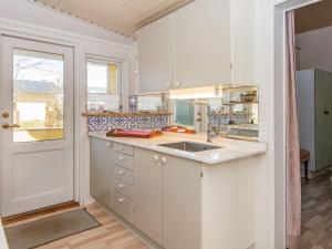 ヒュールスミンネにある5 person holiday home in Juelsmindeの白いキャビネットとシンク付きのキッチン