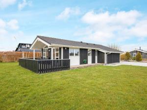 SønderbyにあるThree-Bedroom Holiday home in Juelsminde 18の大庭付きの家