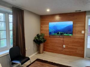 uma sala de estar com uma televisão de ecrã plano na parede em Cozy Beautiful Luxury Townhouse em Frederick