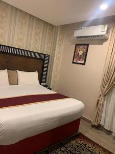 Habitación de hotel con cama y aire acondicionado en فندق ساسو سويت للوحدات المفروشه والفندقيه en Farasan