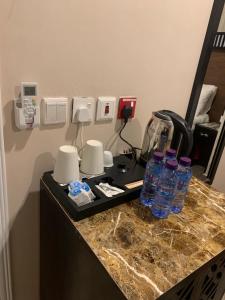 un mostrador con botellas de agua encima en فندق ساسو سويت للوحدات المفروشه والفندقيه en Farasan