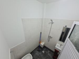 a bathroom with a toilet and a mop at Monoambiente Tilcara in Tilcara