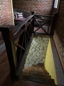 un escalier dans un bâtiment en briques avec un banc dans l'établissement Casa Sol nascente, à Triunfo