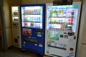 Deux distributeurs automatiques sont installés l'un à côté de l'autre. dans l'établissement Abashiri Royal Hotel, à Abashiri