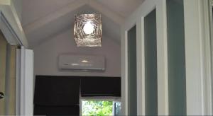 una lámpara de araña colgando del techo de una habitación en Calma Kourouta Apartments, en Kourouta
