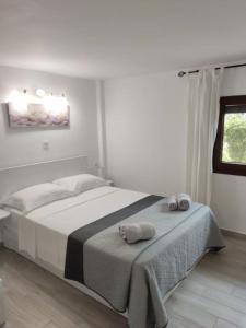 sypialnia z łóżkiem z dwoma ręcznikami w obiekcie Calma Kourouta Apartments w mieście Kourouta