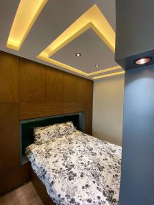- une chambre avec un lit à caissons dans l'établissement Merkezi ve huzurlu, à Istanbul