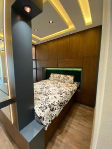 - une chambre avec un lit dans l'établissement Merkezi ve huzurlu, à Istanbul