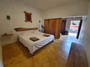 LUNA DE MIEL con aire acondicionado في مازونتي: غرفة نوم بسرير ابيض وارضية خشبية