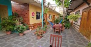 un patio de una casa con mesa y sillas en Hostal y Restaurante Posada Real en La Palma