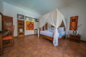 PesanggaranにあるHuge 2 Bedroom private pool Villa - Gong Zhu Camilleの天蓋付きベッドのある寝室 +107枚の写真