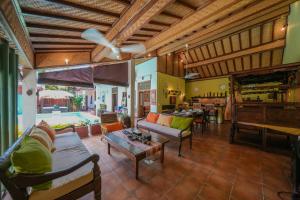 PesanggaranにあるHuge 2 Bedroom private pool Villa - Gong Zhu Camilleのソファとテーブルのあるリビングルーム