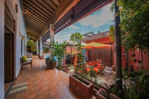 PesanggaranにあるHuge 2 Bedroom private pool Villa - Gong Zhu Camilleのテーブルと椅子のある屋外パティオ
