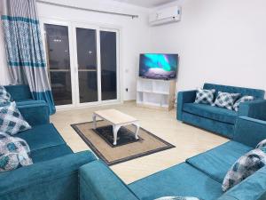 TV a/nebo společenská místnost v ubytování Chalet Rosana Resort الساحل الشمالى