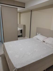 Un dormitorio con una cama grande en una habitación. en Apartamento em Ondina, en Salvador