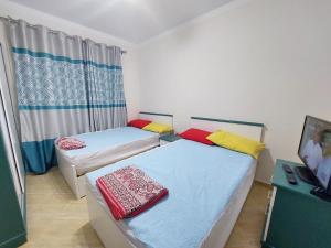 Postel nebo postele na pokoji v ubytování Chalet Rosana Resort الساحل الشمالى + 14 fotografií