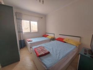 Postel nebo postele na pokoji v ubytování Chalet Rosana Resort الساحل الشمالى