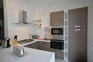 
A kitchen or kitchenette at MedDeluxe WhitePearl
