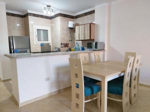 Kuchyň nebo kuchyňský kout v ubytování Chalet Rosana Resort الساحل الشمالى