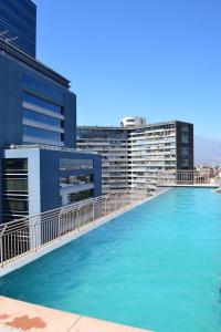 uma grande piscina no topo de um edifício em Departamento en el corazón de Providencia em Santiago