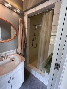 חדר רחצה ב-Seymour Private Bedroom, Ensuite Bathroom with Shared Pool, Hot Tub with Views