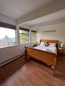 מיטה או מיטות בחדר ב-Seymour Private Bedroom, Ensuite Bathroom with Shared Pool, Hot Tub with Views