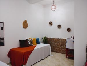una camera da letto con un letto con cuscini colorati di Chalés Recanto das Flores RN a Monte das Gameleiras