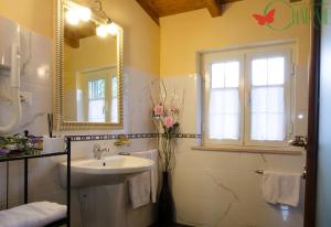 een badkamer met een wastafel en een spiegel bij B&B Charme in Sora
