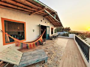 - une terrasse couverte avec un hamac dans une maison dans l'établissement Casa frente al mar Chevere Beach, à Puebloviejo