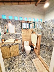 La salle de bains est pourvue de toilettes et d'un lavabo. dans l'établissement Casa frente al mar Chevere Beach, à Puebloviejo