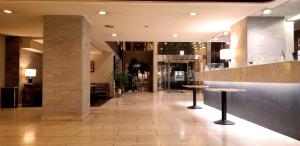 een lobby met twee tafels in een gebouw bij Kochi Sunrise Hotel in Kochi