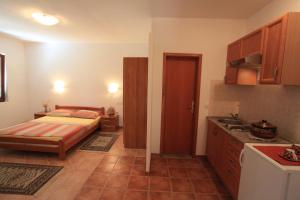 Kuchyňa alebo kuchynka v ubytovaní Apartments Pinus + 37 fotografií